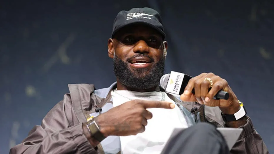 LeBron James Keeps NBA World Guessing, Offers No Decision Update at Fanatics Fest